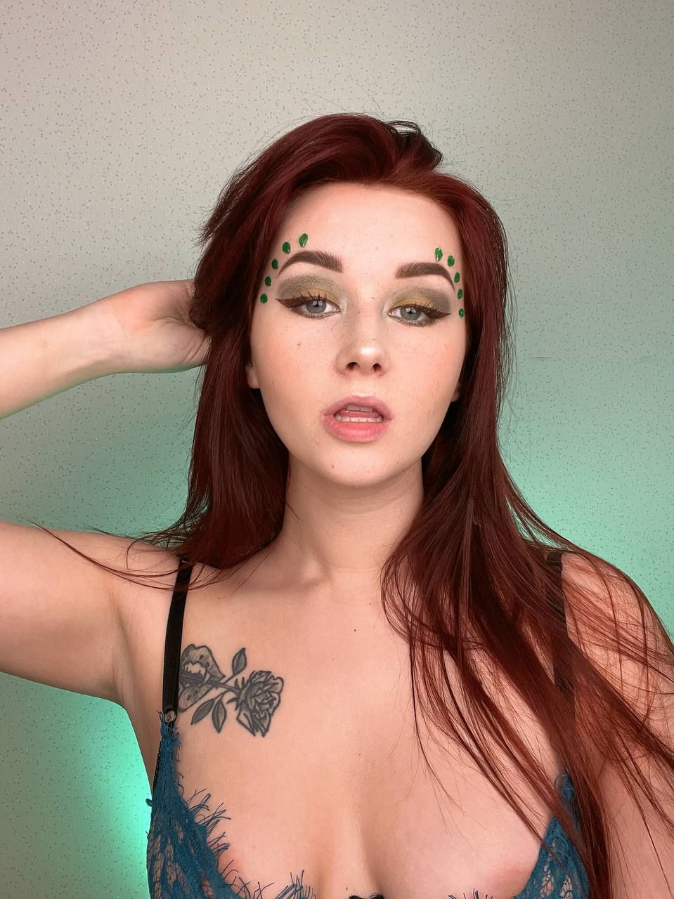 angel_rainbow_peach wearing green lingerie looking seductively at the camara