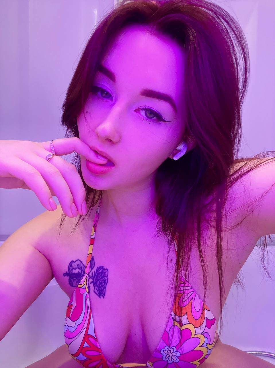 angel_rainbow_peach looking sexily at the camara, wearing a bikini